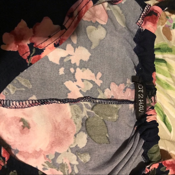 🔴Beautiful floral sleeveless top - Picture 2 of 2